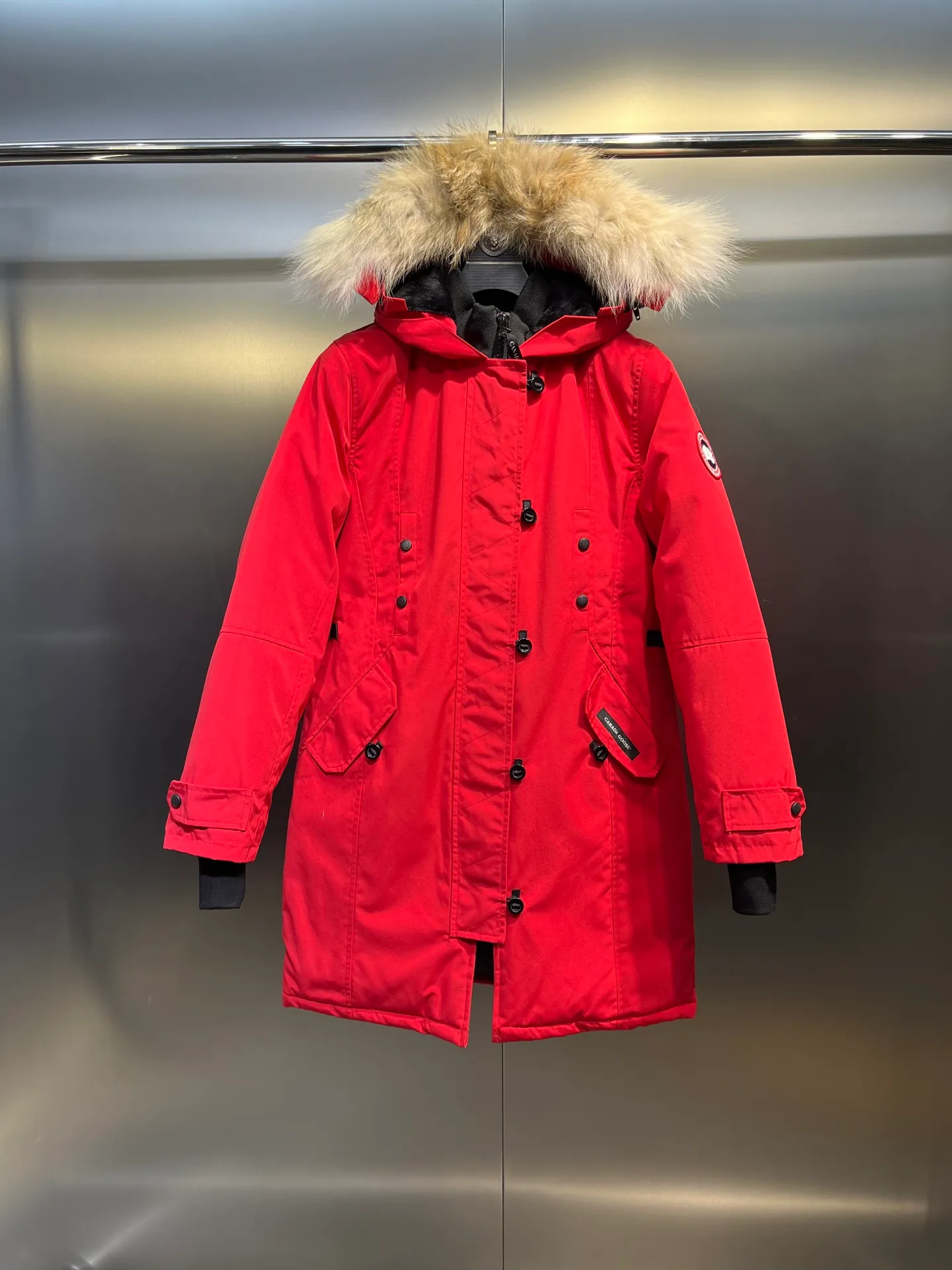 P860 🇨🇦CANADA GOOSE 12 women's models, factory direct supply: supplying global purchasing agents, micro-businesses, entities, Tmall, high-end stalls and studios, free shipping! Trillium Parka Women's 12 "popular" women's models are chosen by Arctic and Antarctic scientific expedition teams as winter wear, the Rolls-Royce of down jackets. ➖ Industry-leading anti-counterfeiting chip sensing. ➖ Imported Behringer embroidery machines and customized embroidery labels, the highest level and industry leading. ➖ Imported Korean 21-count polyester-cotton blended original fabric, TC85 waterproof coated fabric, water-repellent, windproof and wear-resistant. ➖ The new national standard 80 white duck down is filled with an average of 520 grams of down. The amount of down filled is industry-leading. ➖ 100% nylon lon lining with double double-layer sealing design to prevent velvet running, seamless thread design on cuffs! ➖ Western Canadian Green Wolf Collar. ➖ Yoshida YKK provides original factory-customized electroplated sliders. YKK two-way lockable zippers are tight and smooth and do not peel off paint. ➖ 3M composite Velcro is durable and the accessories and hardware are all custom-made. Note: Our copywriting is only simple and clear. Instead of bragging about the copywriting, it is better to compare and understand with samples. Only for the purest, most focused, most professional, highest quality, and most cost-effective!  SIZE:S-XXL